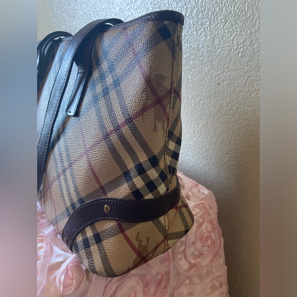 Burberry tote w zipper - Picture 1 of 8